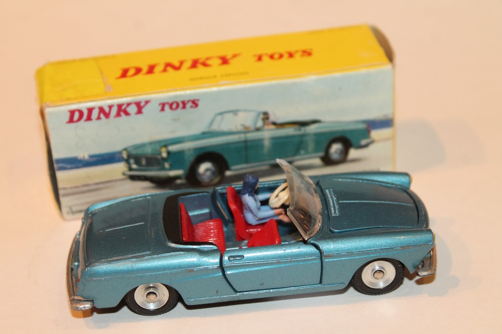 PEUGEOT 404 CAB. PININFARINA DINKY TOYS 1/43°