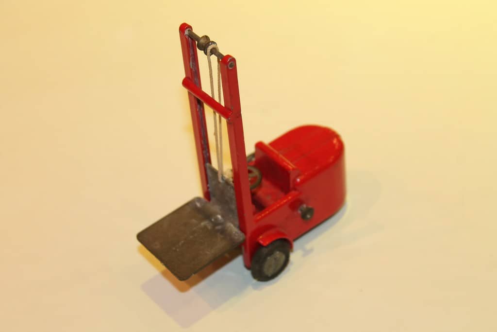 CHARIOT ELEVATEUR ROUGE TEKNO 1/43°