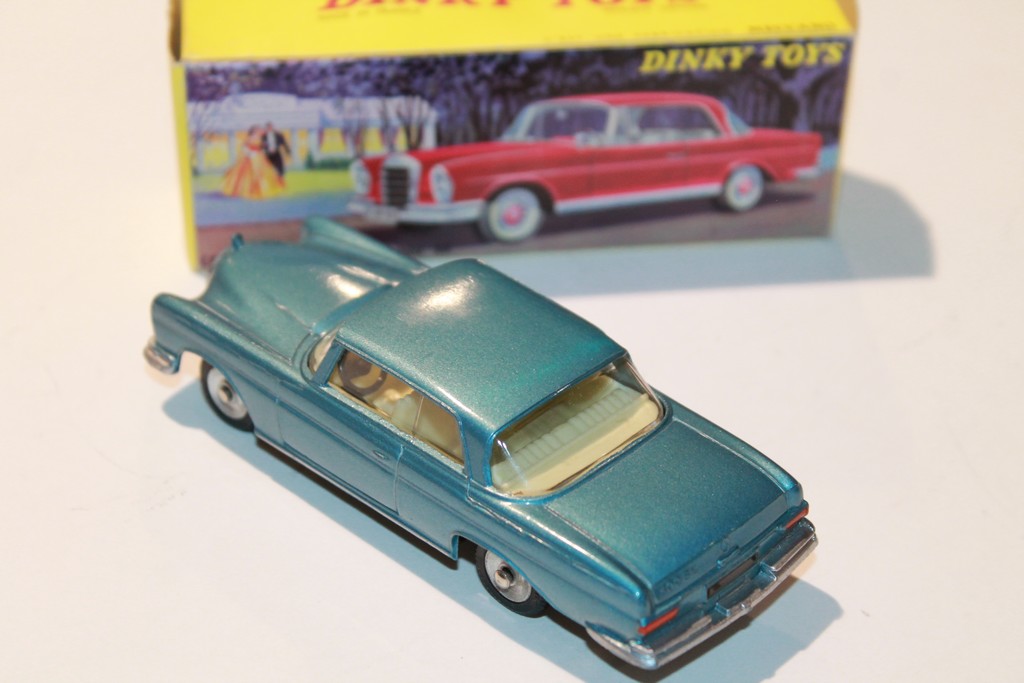 MERCEDES BENZ 300 SE COUPE BLEU DINKY TOYS 1/43°