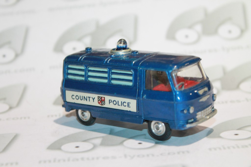 COMMER 3/4 TON POLICE CORGI 1/43°