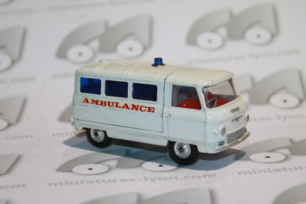 COMMER 3/4 TON AMBULANCE CORGI 1/43°