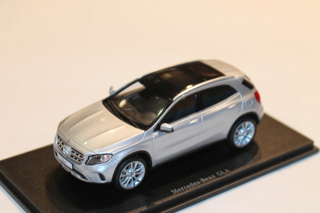 MERCEDES-BENZ GLA GRIS SPARK 1/43°