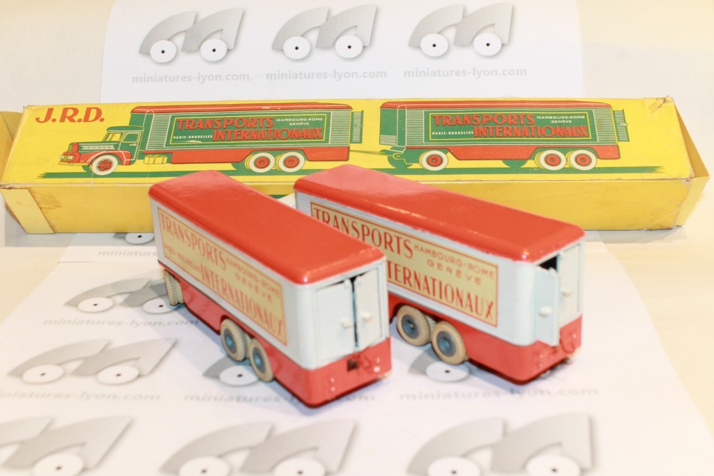TRACTEUR UNIC 6 CYL IZOARD AVEC REMORQUE JRD 1/43°