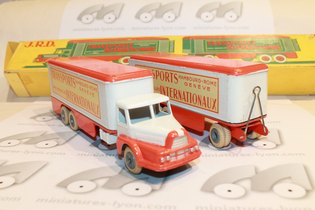 TRACTEUR UNIC 6 CYL IZOARD AVEC REMORQUE JRD 1/43°