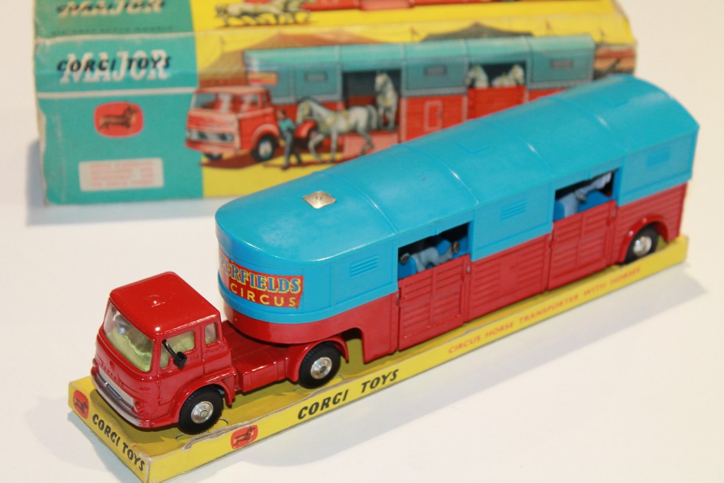 BEDFORD TK TRANSPORT DE CHEVAUX CHIPPERFIELD CORGI 1/50°