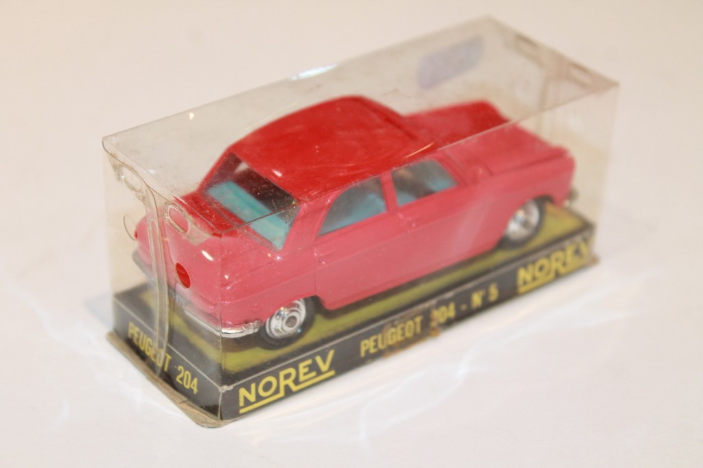 PEUGEOT 204 ROUGE NOREV 1/43°