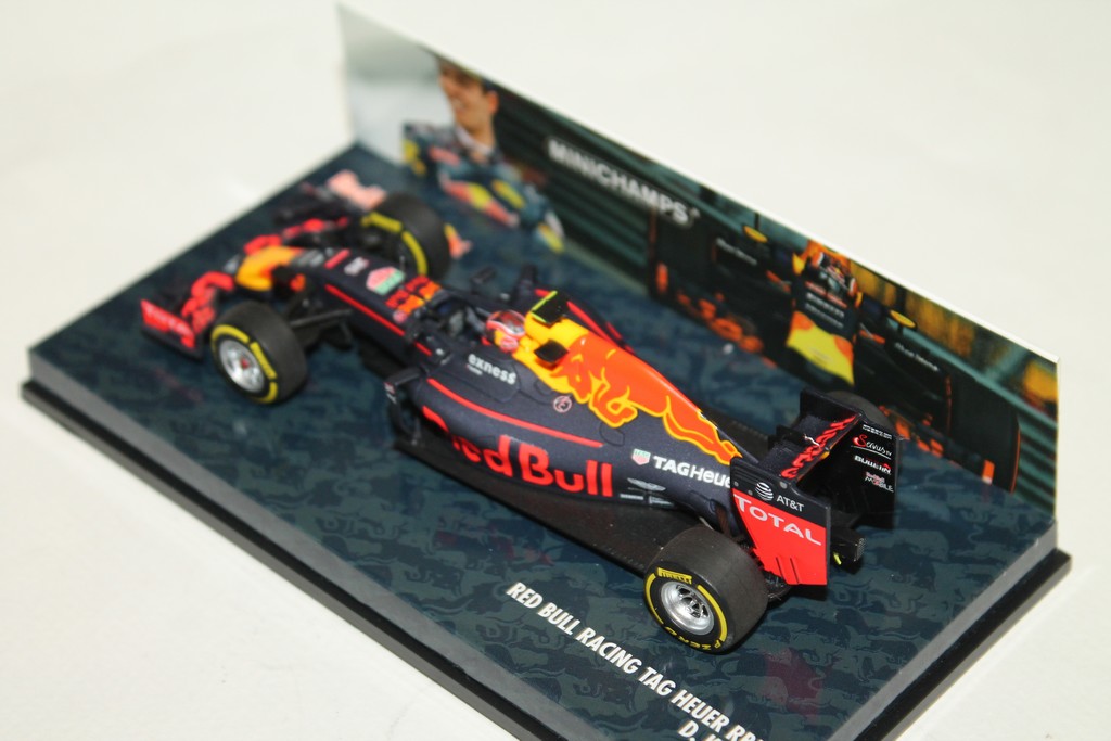 RED BULL RACING RB12 N°26 2016 MINICHAMPS 1/43°