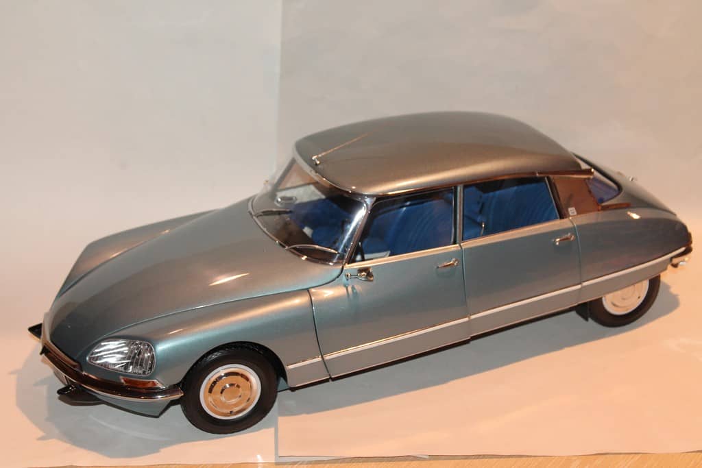 Promo Voiture Miniature 1/8 Ème Solido chez E.Leclerc
