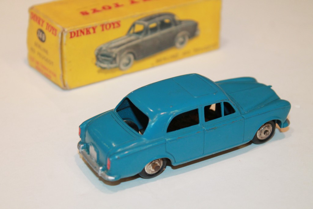 PEUGEOT 403 BERLINE BLEU DINKY TOYS 1/43°