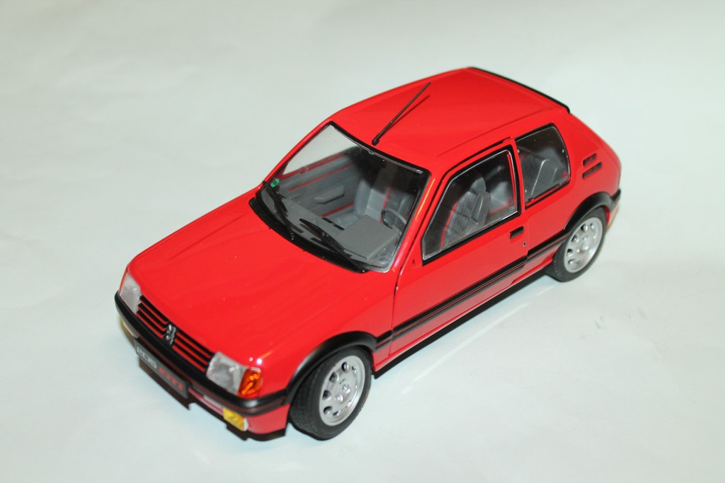 PEUGEOT 205 GTI MK1 ROUGE SOLIDO 1/18°