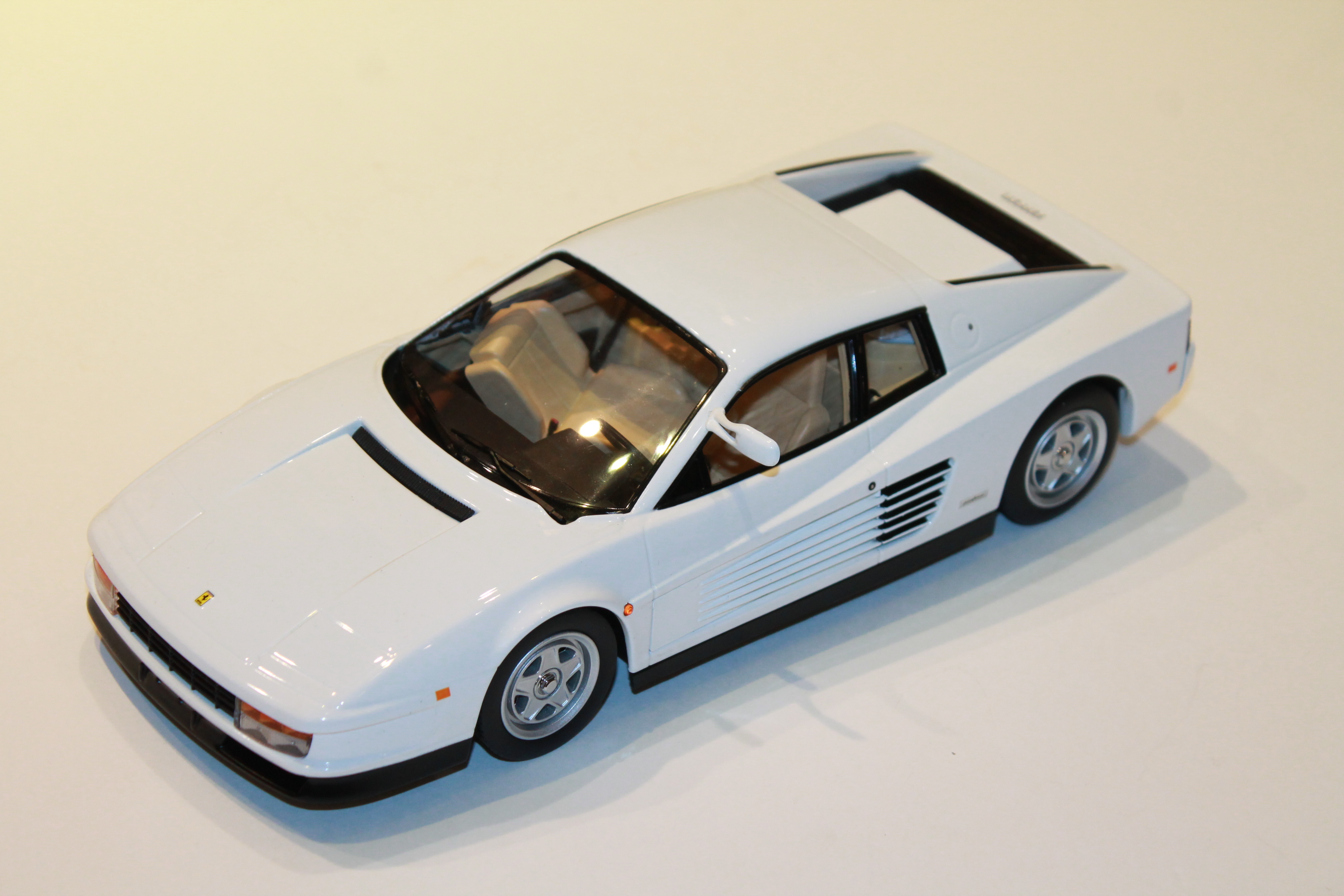 FERRARI TESTAROSSA BLANCHE 1984 KK SCALE 1/18°