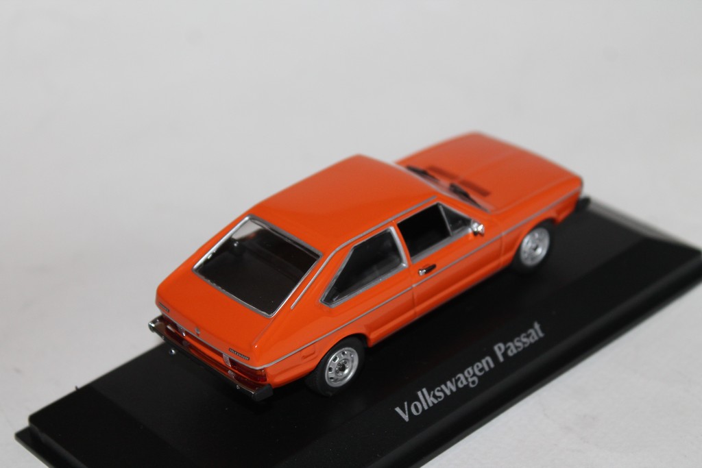 VW PASSAT 1975 ORANGE MAXICHAMPS 1/43°