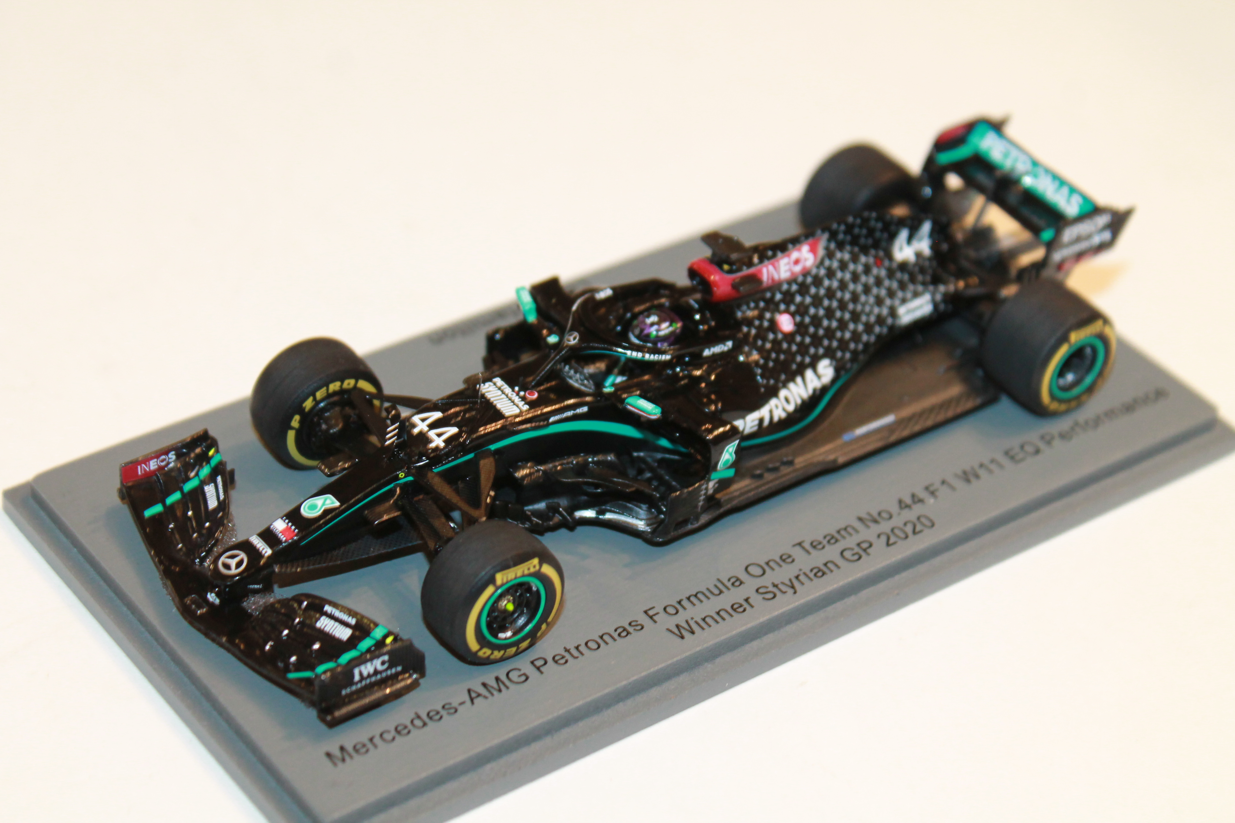 F1 miniature Mercedes W11 Lewis Hamilton World Champion du Monde 2020 Spark  1/43 S6450