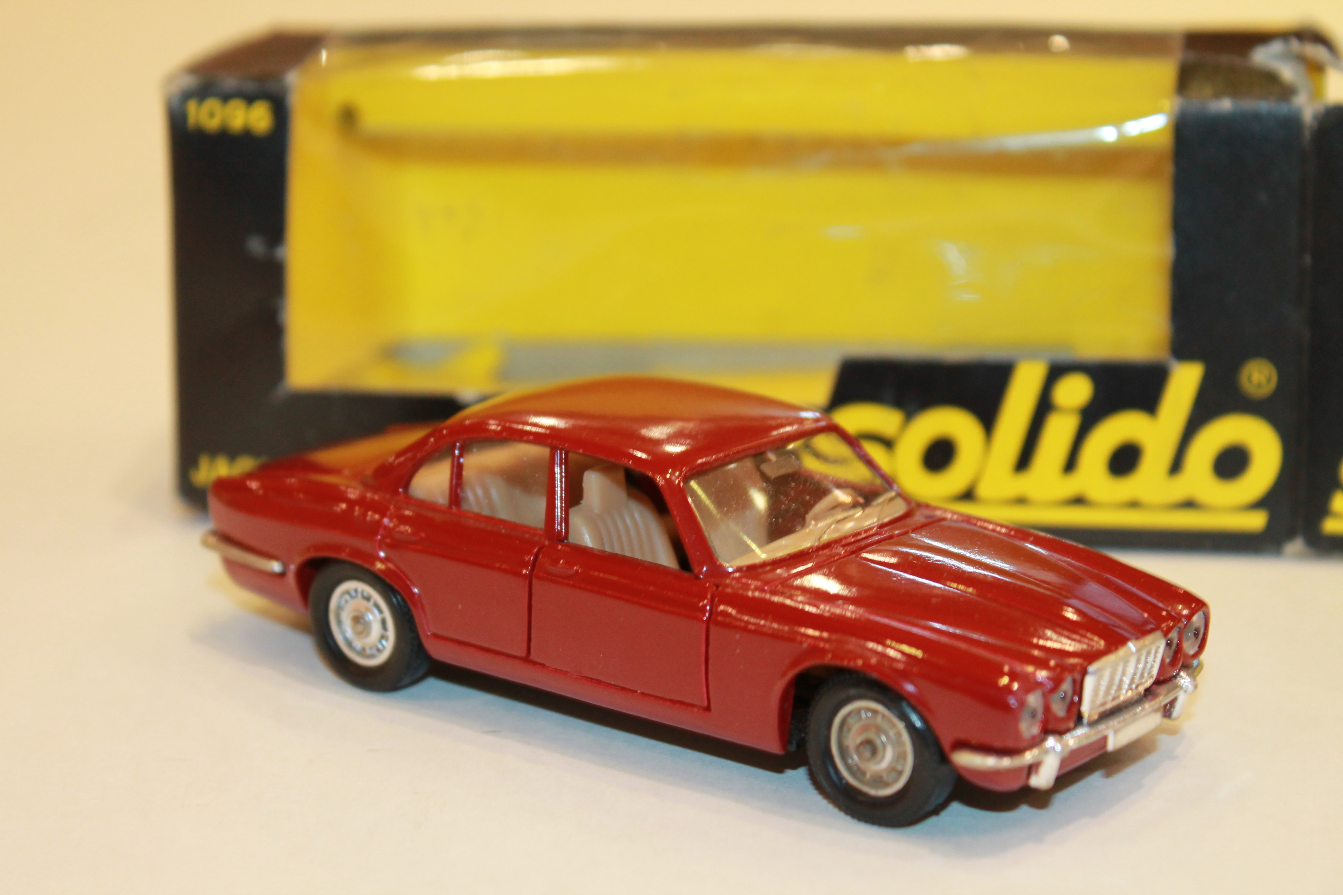 JAGUAR XJ 12 RED SOLIDO 1/43°