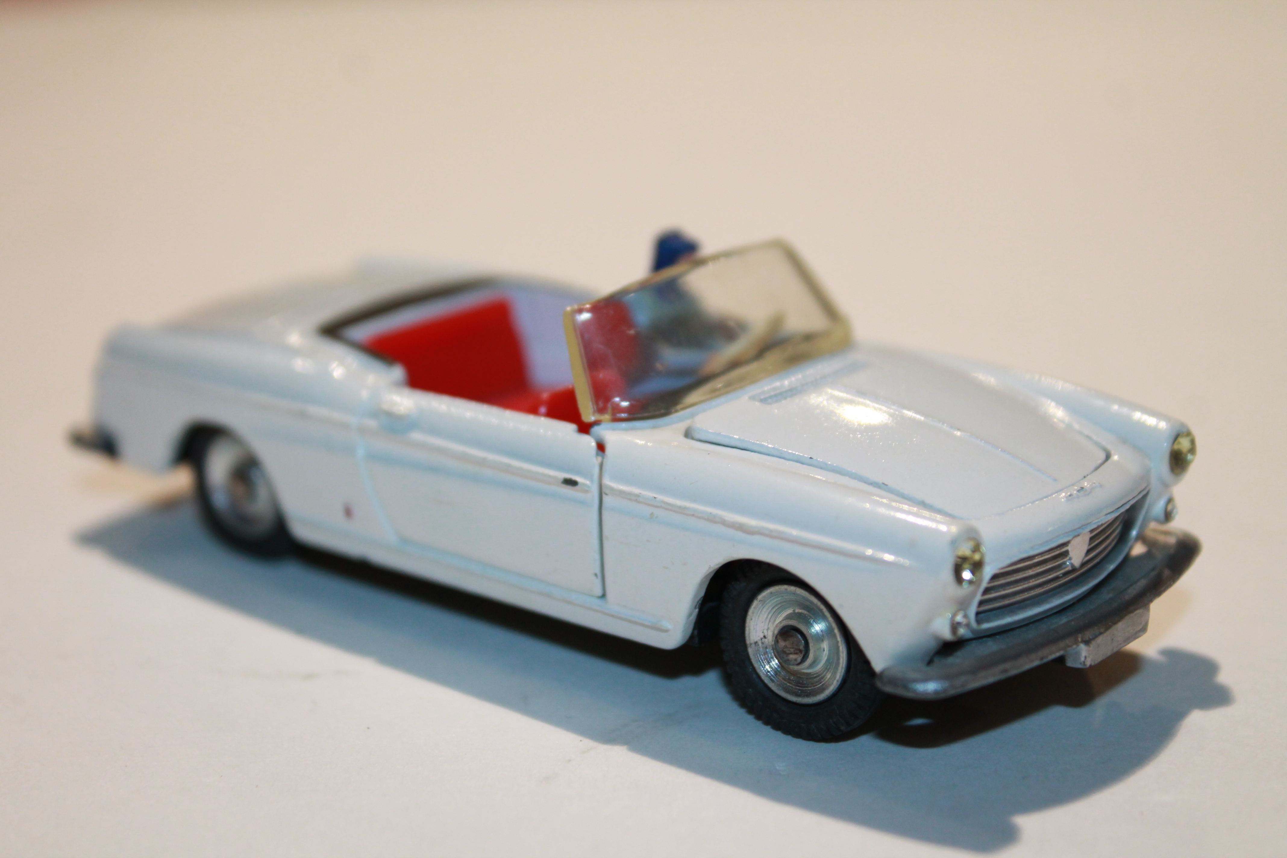 4  FIGURINES 1/43  SET 287  PEUGEOT  404  CABRIOLET  DINKY TOYS  NOREV   VROOM 