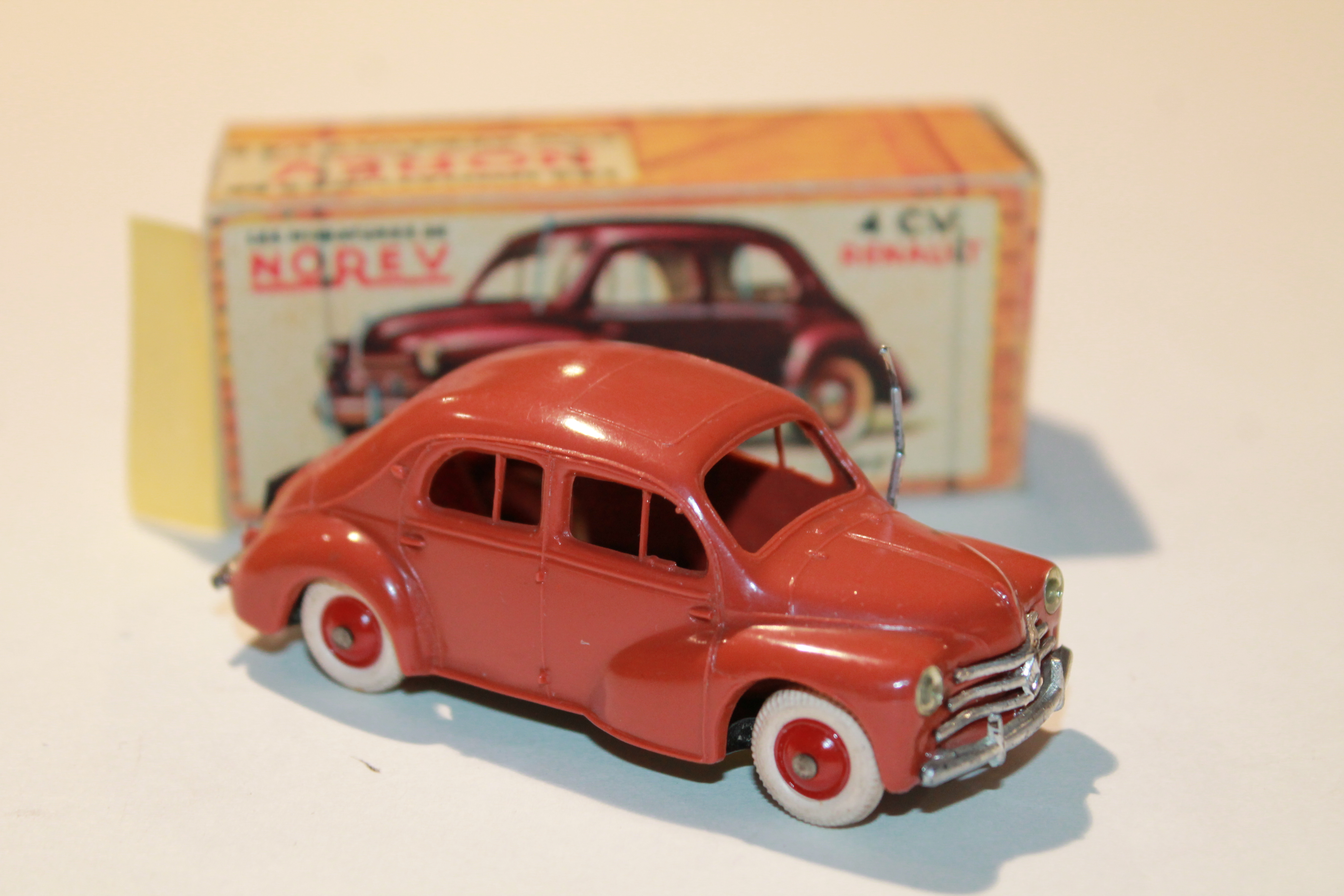 RENAULT 4CV MARRON NOREV 1/43°