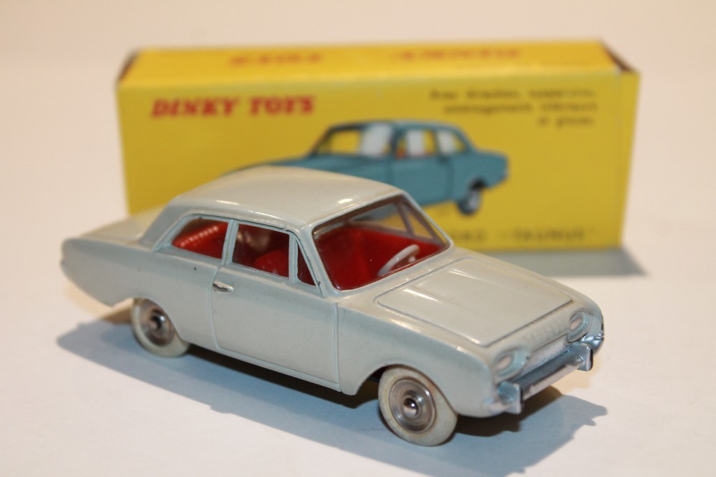 FORD TAUNUS DINKY TOYS 1/43°