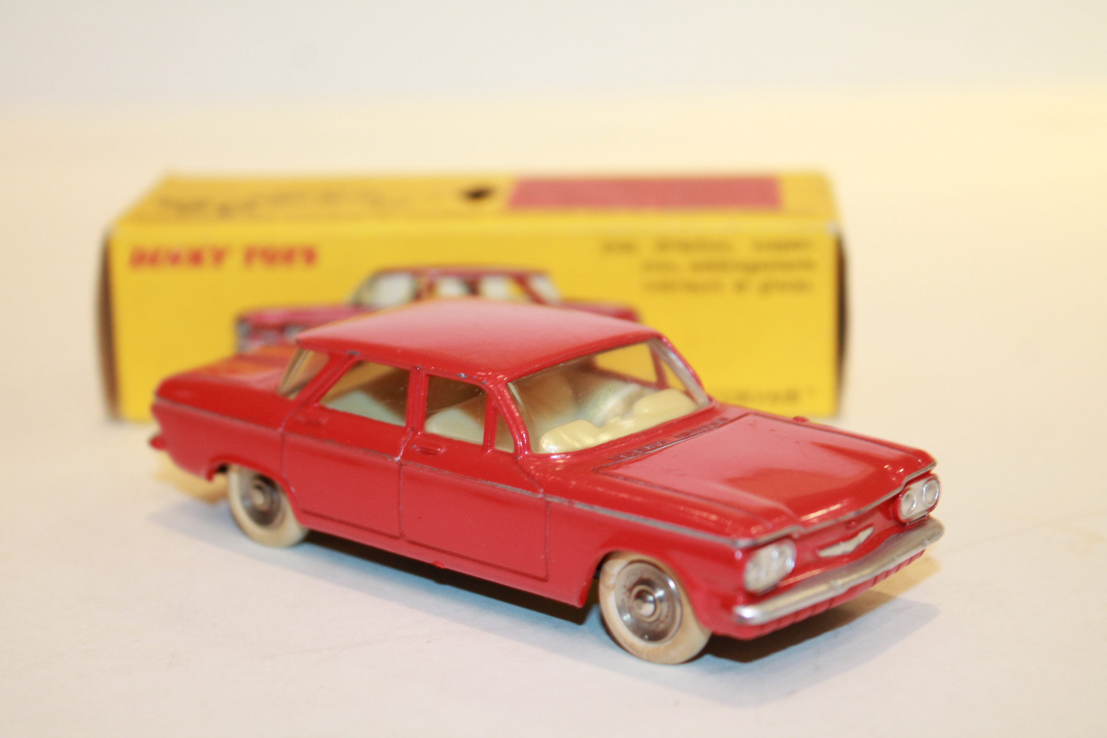 CHEVROLET CORVAIR ROUGE DINKY TOYS 1/43°