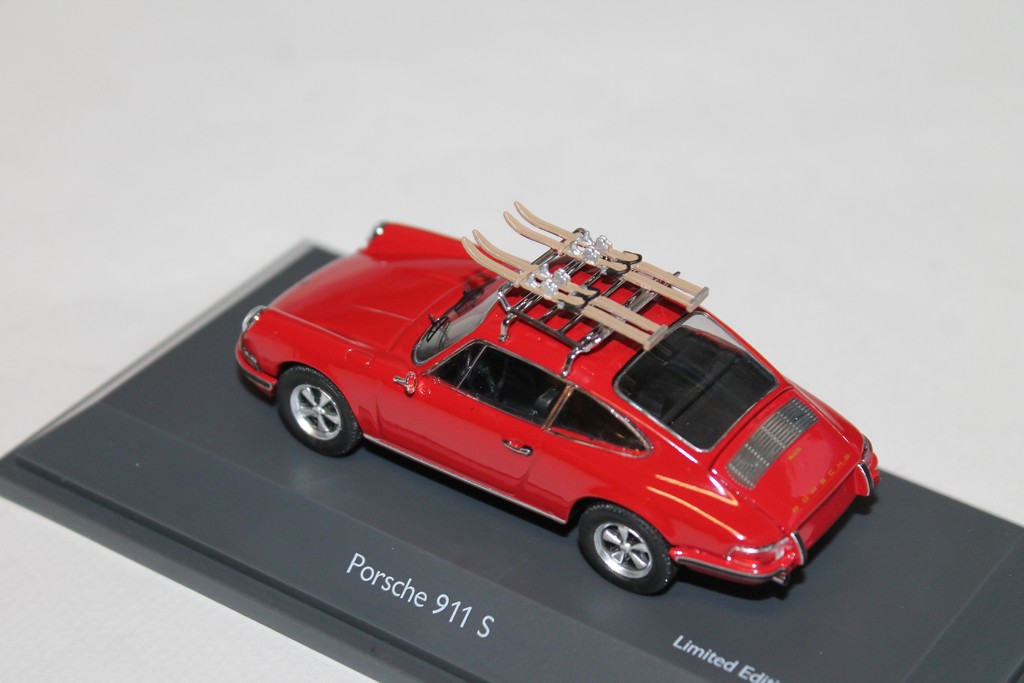 PORSCHE 911 S 1972 ROUGE + SKI SCHUCO 1/43°