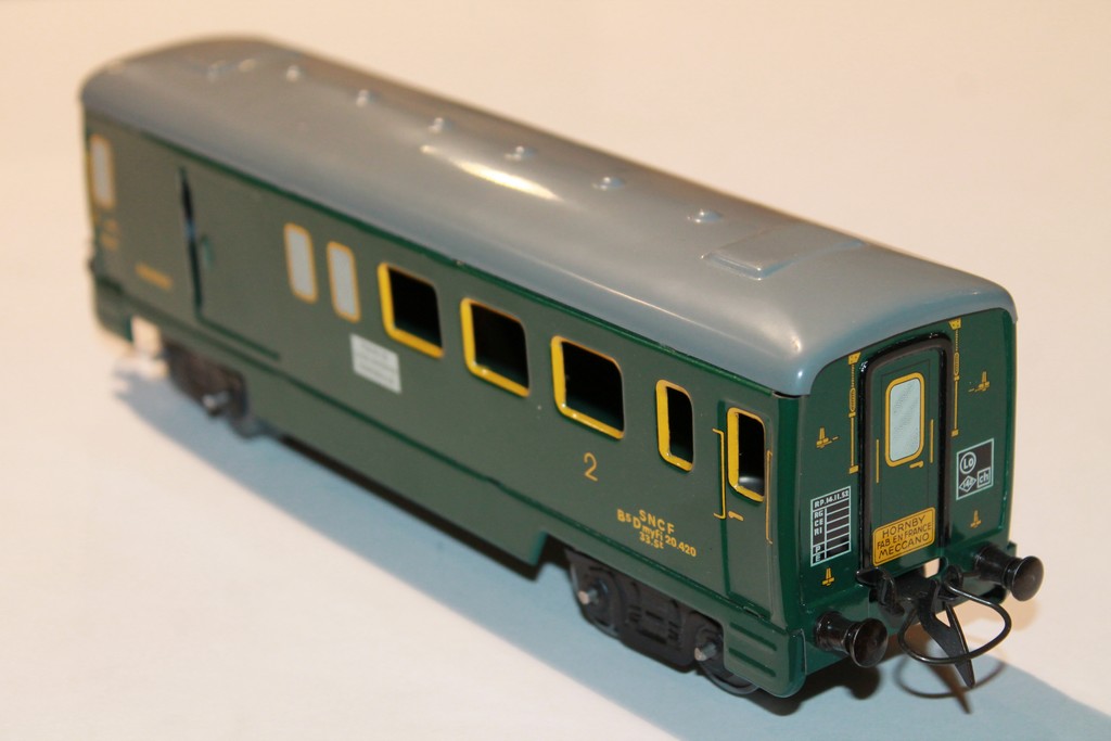VOITURE 2nde CLASSE AVEC BAGAGES SNCF HORNBY "0"