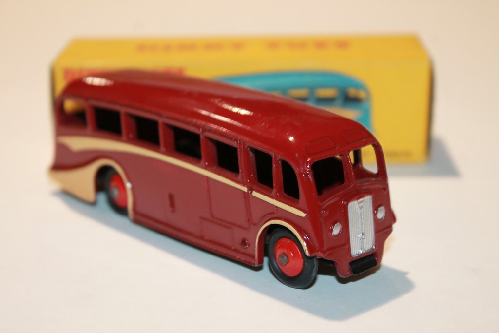 RED LUXURY COACH DINKY TOYS 1/60°
