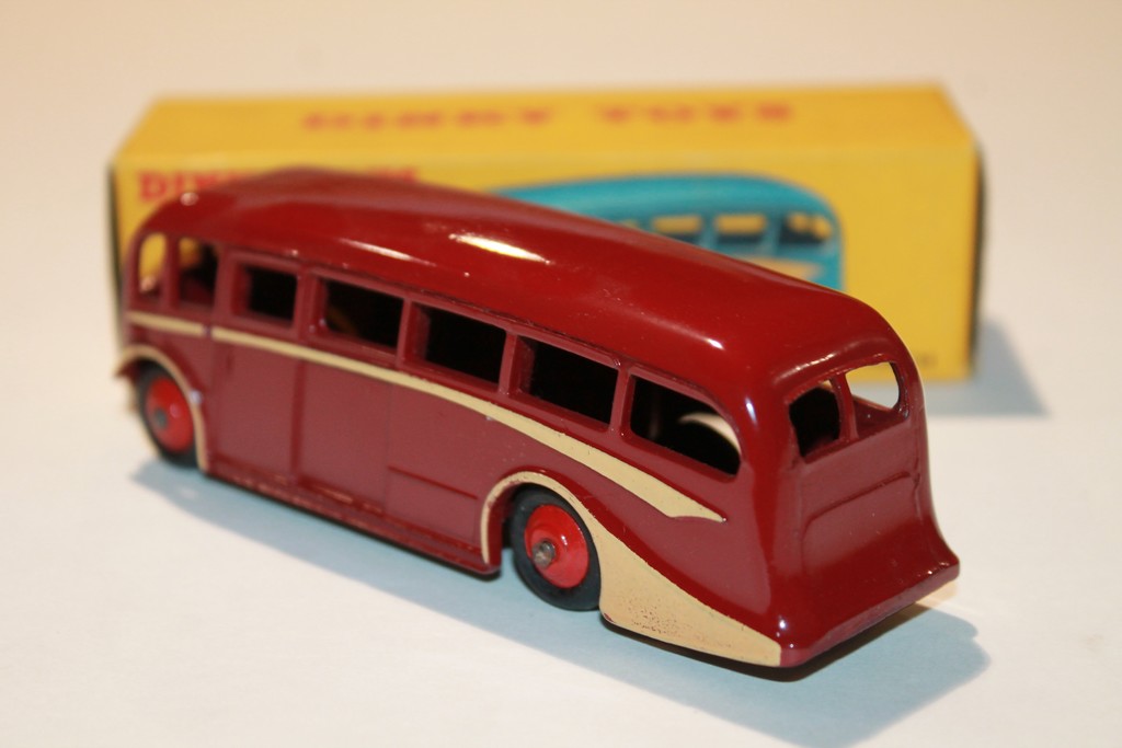 RED LUXURY COACH DINKY TOYS 1/60°