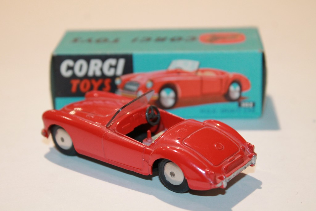 MG A SPORTS CAR ROUGE CORGI TOYS 1/43°