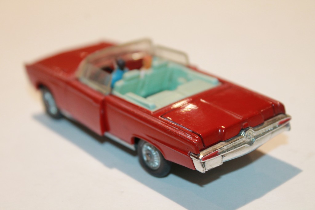 CHRYSLER IMPERIAL ROUGE CORGI TOYS 1/43°