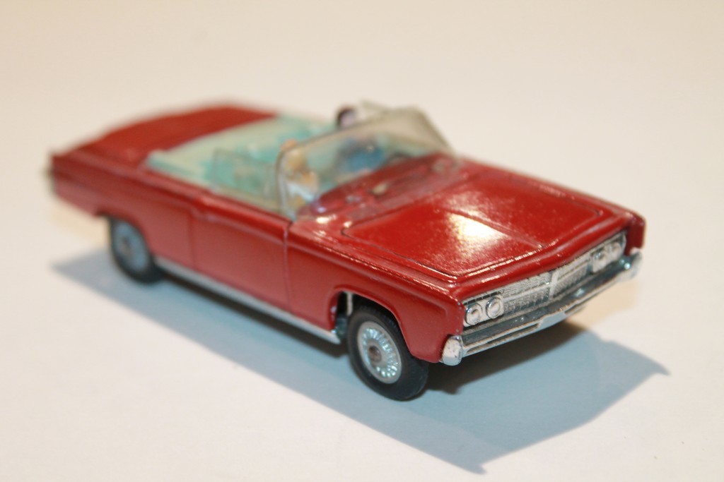 CHRYSLER IMPERIAL ROUGE CORGI TOYS 1/43°