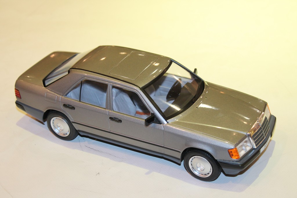 MINIATURE MERCEDES-BENZ W124 1984 MODELCAR 1/18