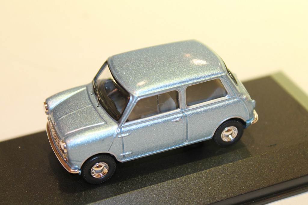 MINIATURE AUSTIN MINI 7 VANGUARDS 1/43°