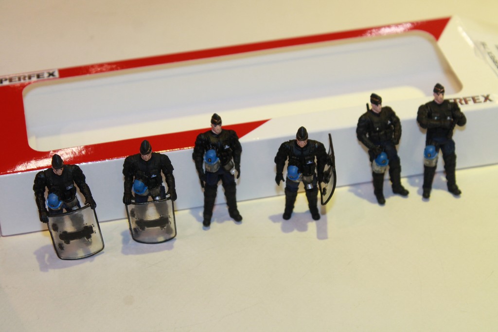 6 FIGURINES GENDARMES MOBILES PERFEX 1/43°