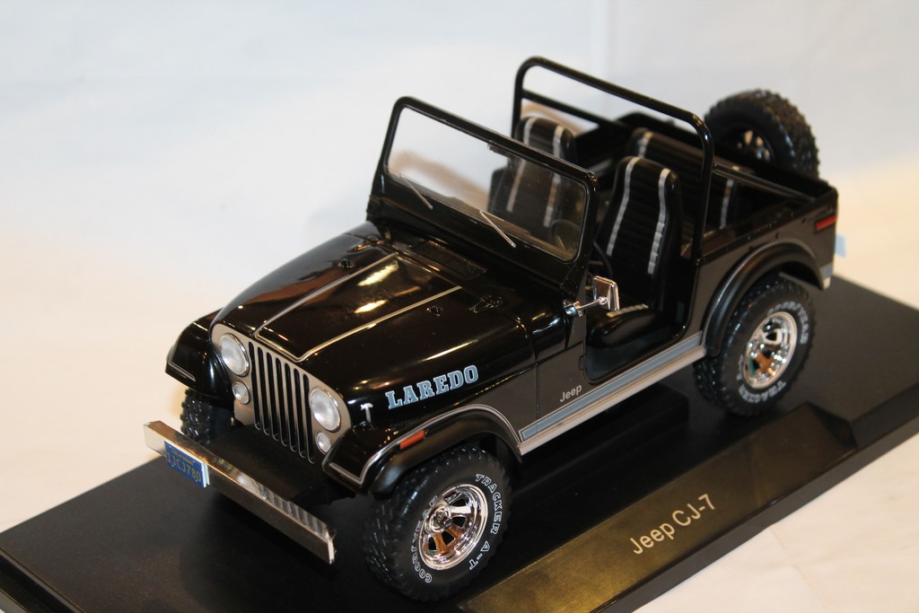 MODELE JEEP CJ-7 LAREDO MODELCAR 1/18