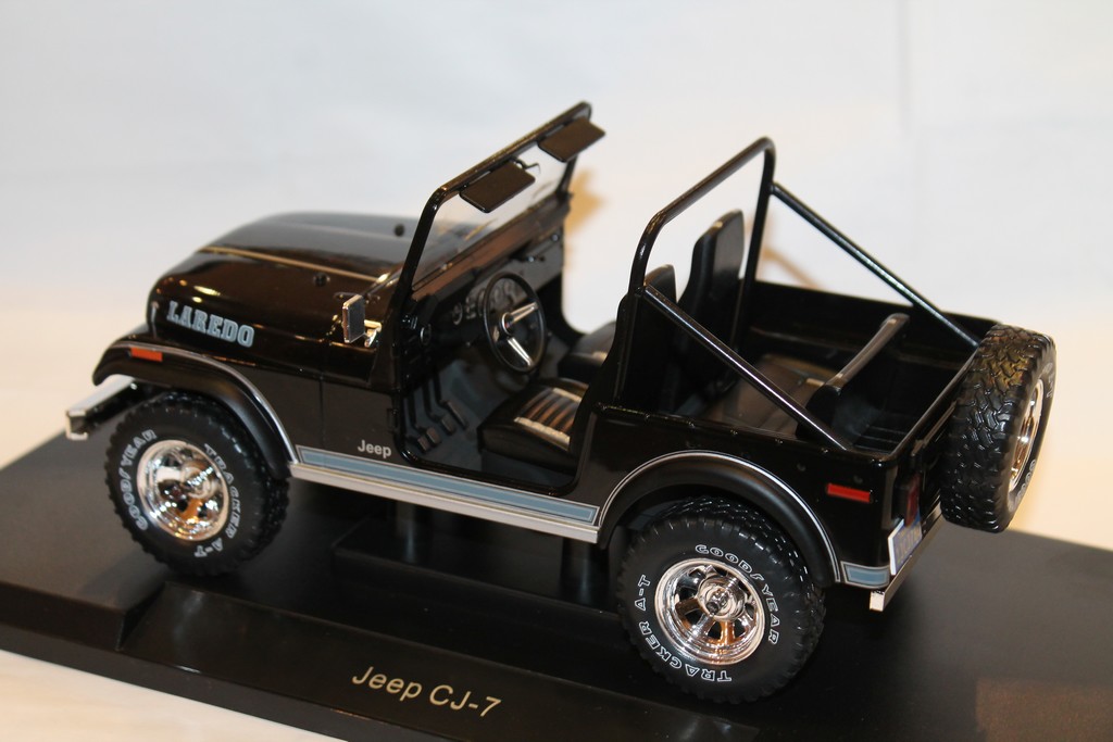 MODELE JEEP CJ-7 LAREDO MODELCAR 1/18