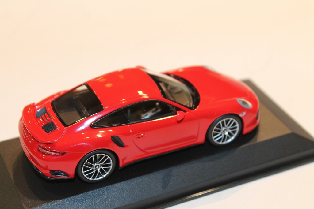 MINIATURE PORSCHE 911 TURBO S ROUGE 2016 MINICHAMPS 1/18