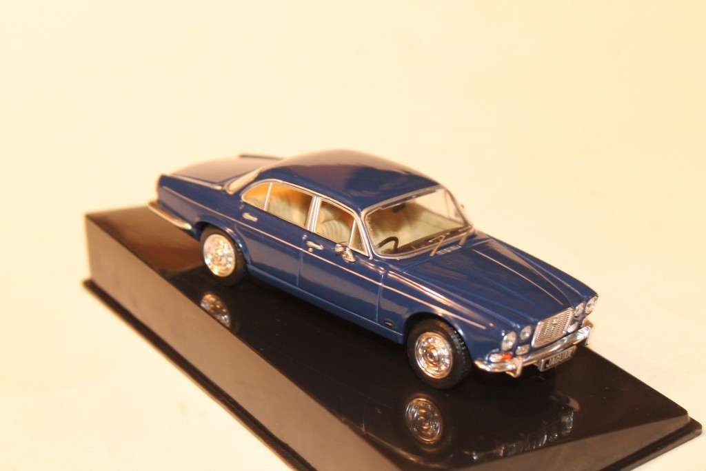 JAGUAR XJ6 SERIE 1 1972 BLEU IXO 1/43°