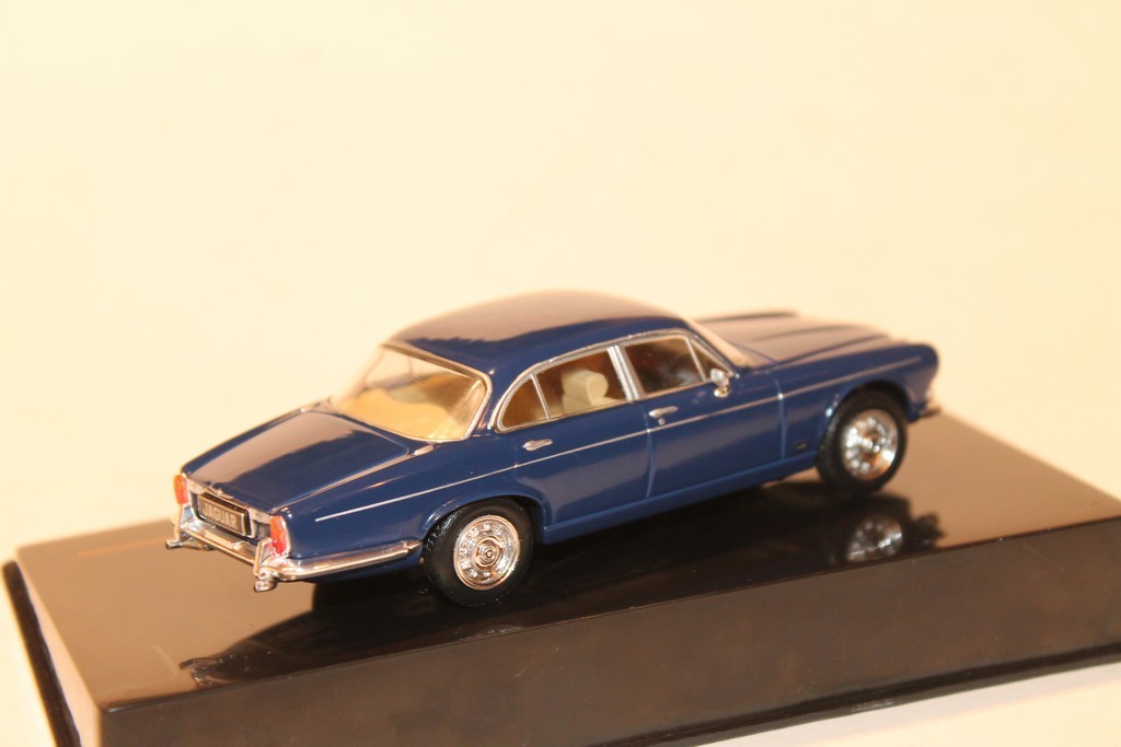 JAGUAR XJ6 SERIE 1 1972 BLEU IXO 1/43°