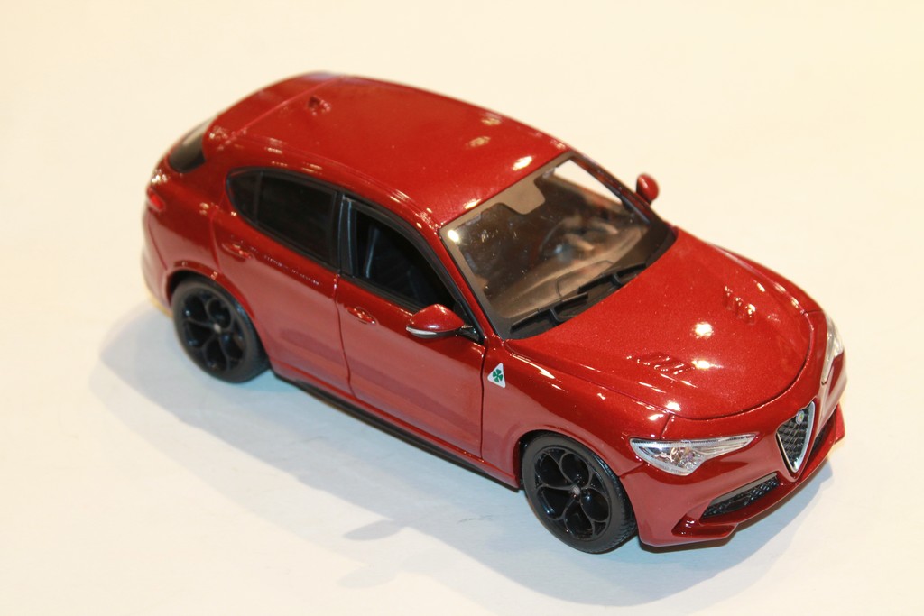 MINIATURE ALFA ROMEO STELVIO 2017 BURAGO 1/24