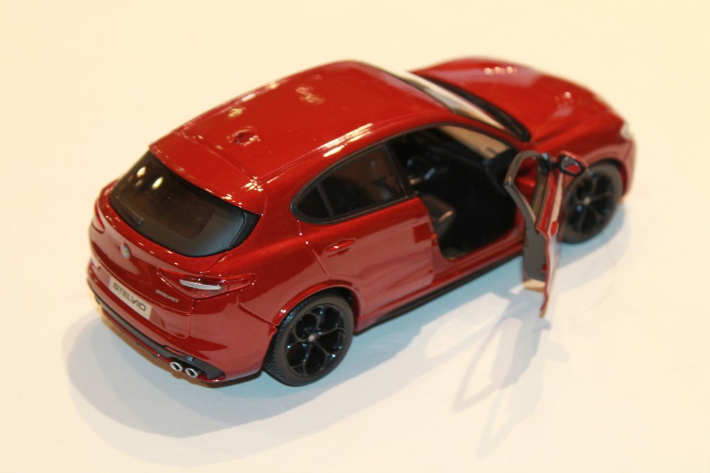 MINIATURE ALFA ROMEO STELVIO 2017 BURAGO 1/24