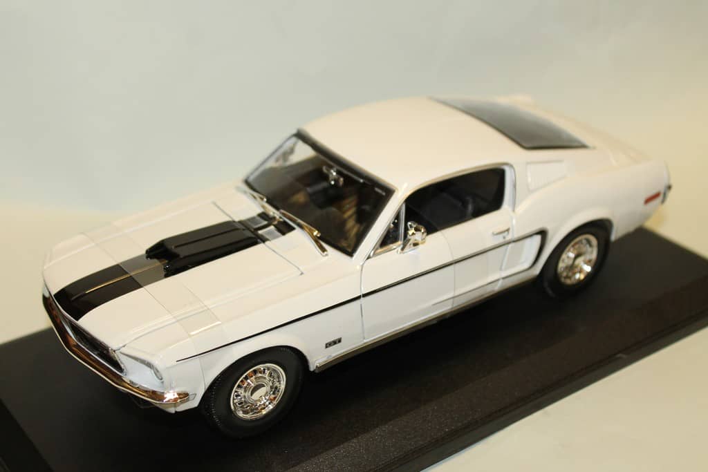 FORD MUSTANG GT COBRA JET BLANC ET BLEU 1968 MAISTO 1/18°