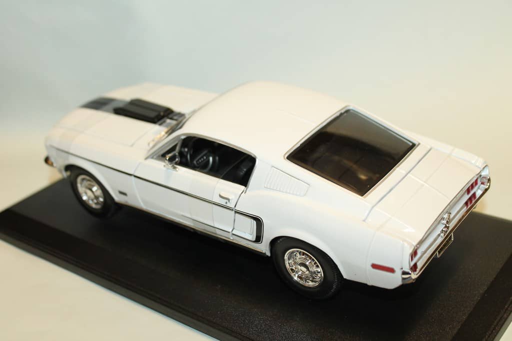 FORD MUSTANG GT COBRA JET BLANC ET BLEU 1968 MAISTO 1/18°