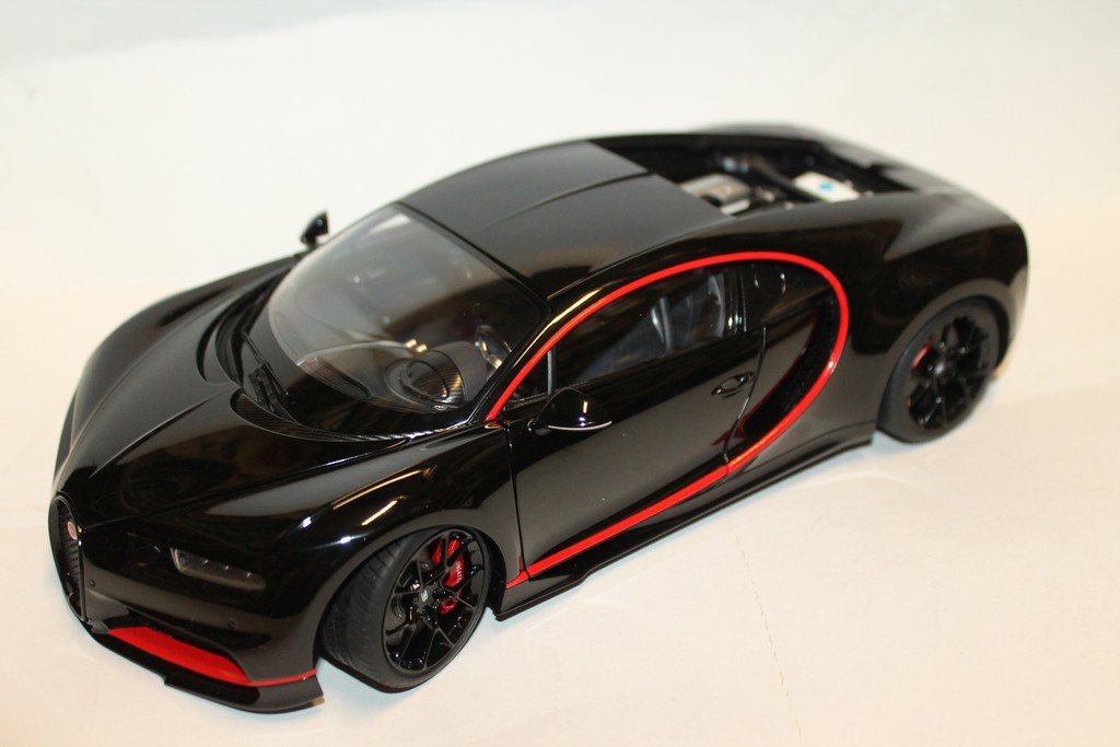 BUGATTI CHIRON ROUGE/NOIR AUTO ART 1/18°