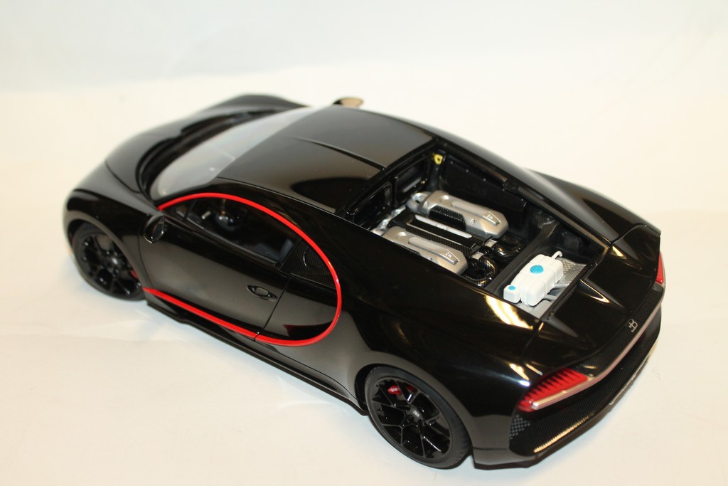 BUGATTI CHIRON ROUGE/NOIR AUTO ART 1/18°