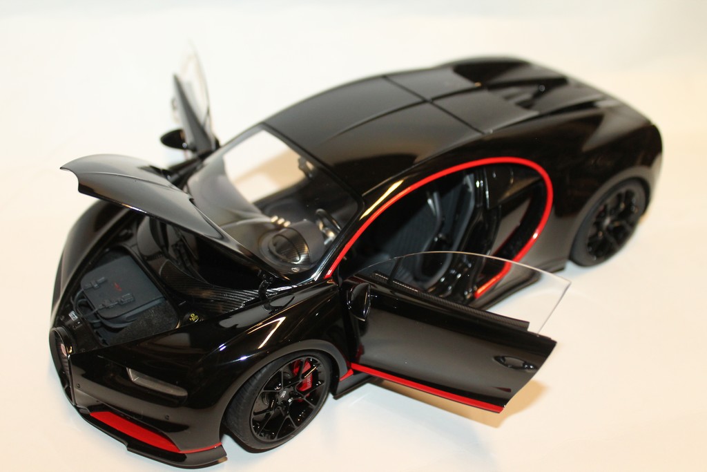 BUGATTI CHIRON ROUGE/NOIR AUTO ART 1/18°