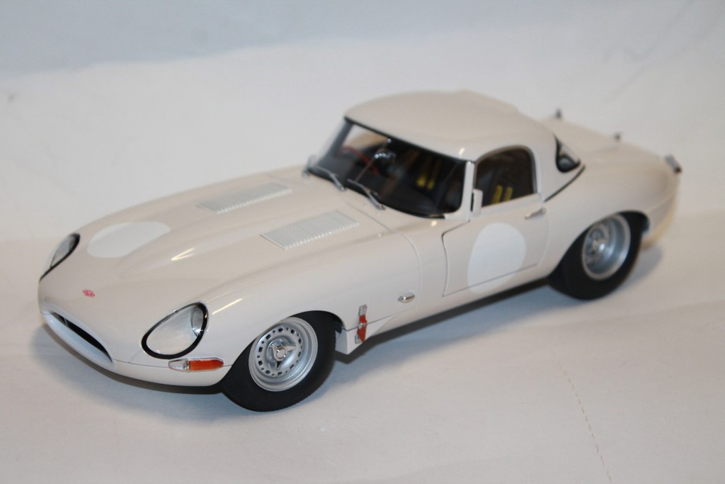 JAGUAR E-TYPE BLANC AUTOART 1/18°