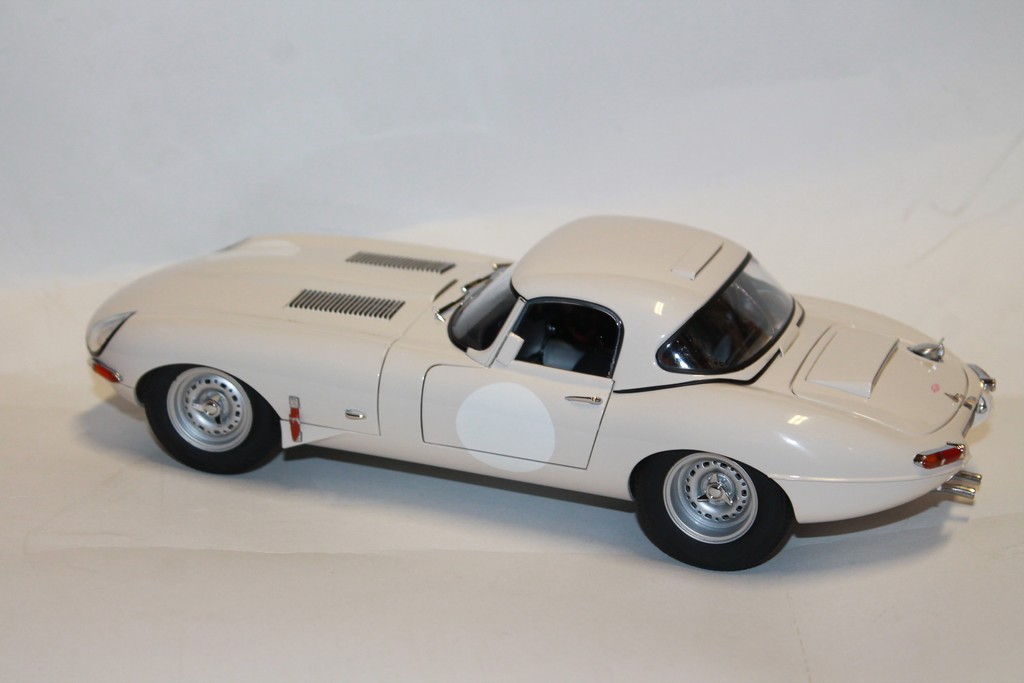 JAGUAR E-TYPE BLANC AUTOART 1/18°