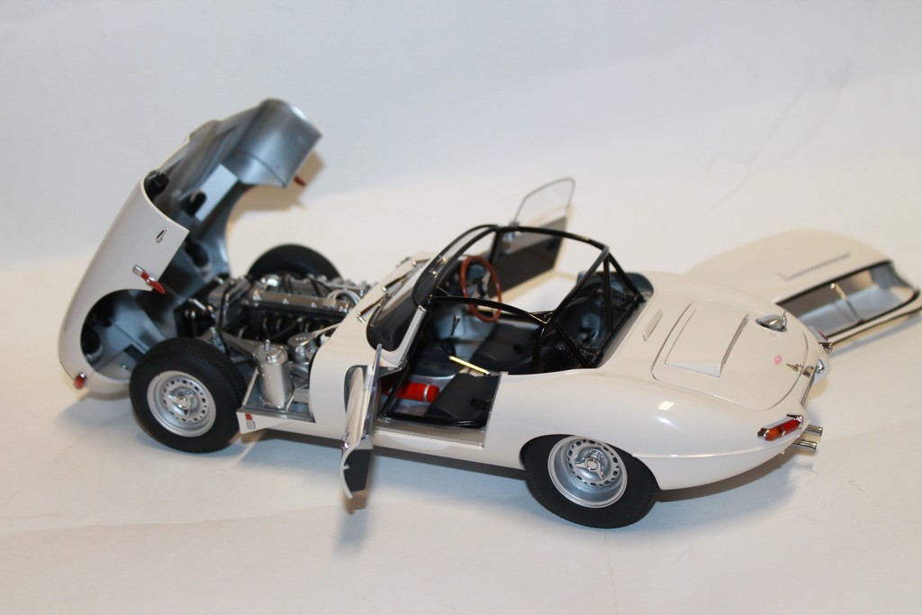 JAGUAR E-TYPE BLANC AUTOART 1/18°