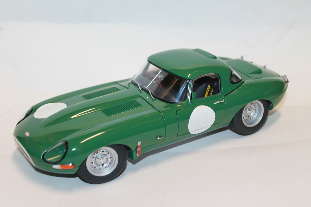 JAGUAR E-TYPE VERT AUTOART 1/18°