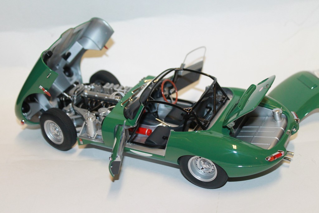 JAGUAR E-TYPE VERT AUTOART 1/18°