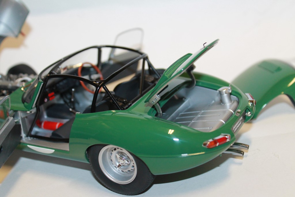 JAGUAR E-TYPE VERT AUTOART 1/18°